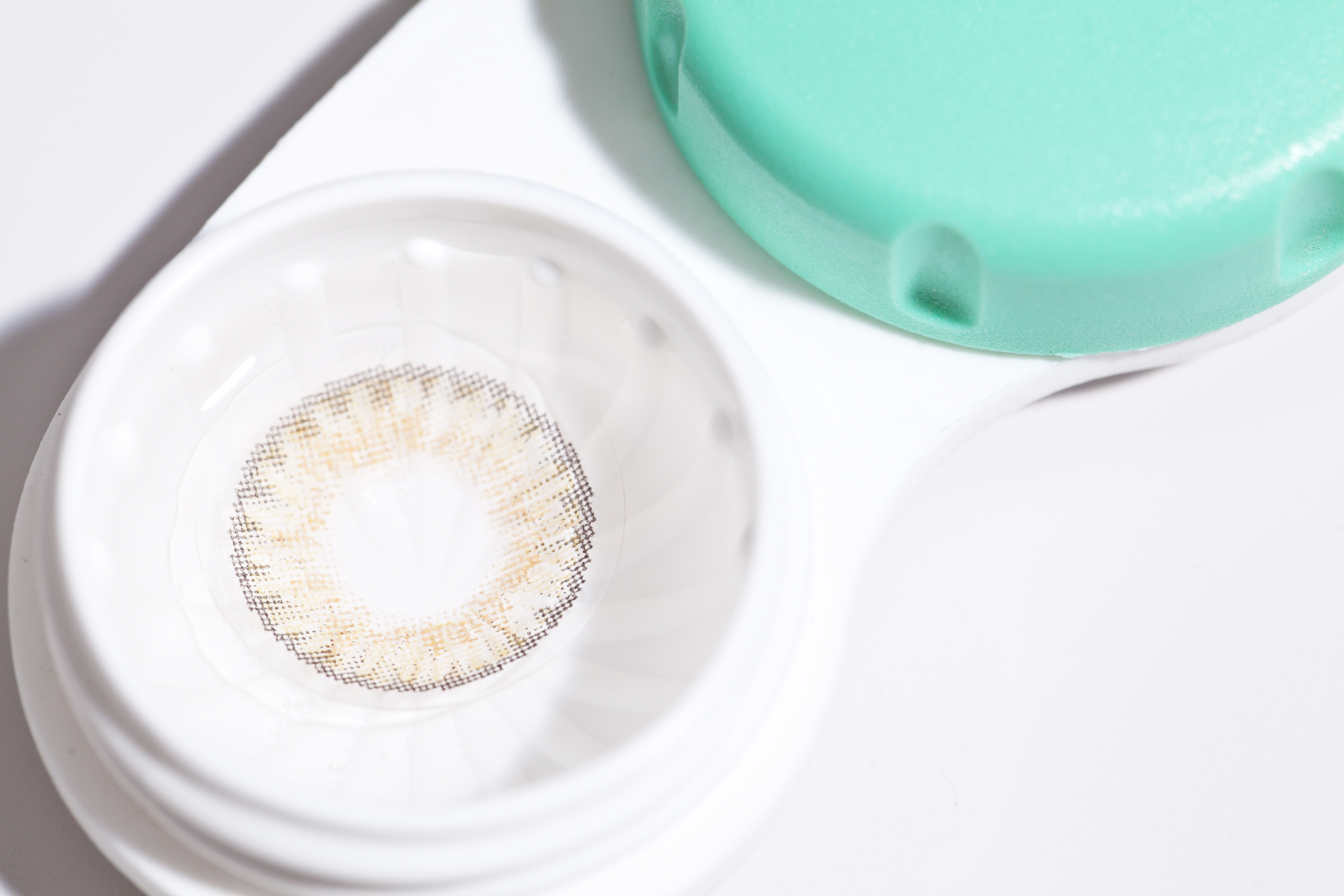 Custom cosmetic colour contact lenses in private label packaging